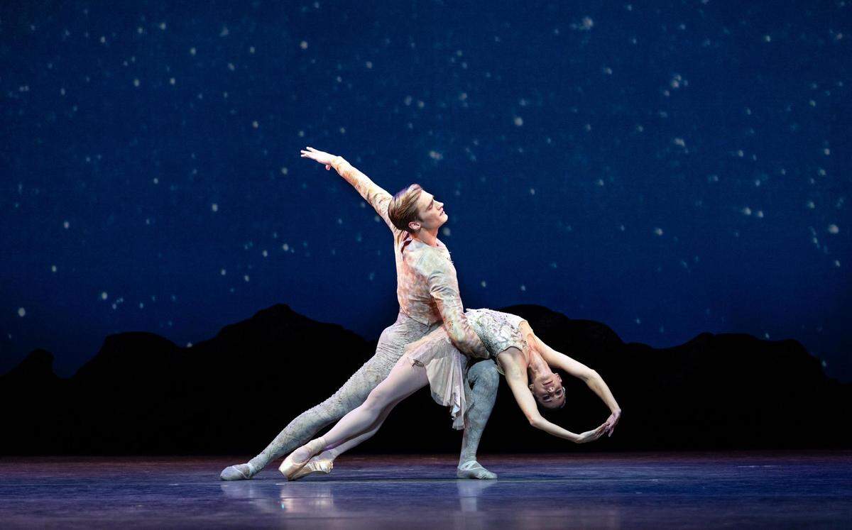 Cameron Catazaro y Ashley Knox en “Un sueño de una noche de verano” de George Balanchine.