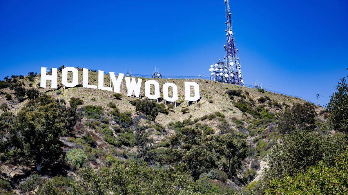 El presidente Donald Trump anunció este lunes que impondrá un arancel del 100% a las películas producidas en el extranjero. En la foto, el icónico letrero de Hollywood que fue instalado en 1923.