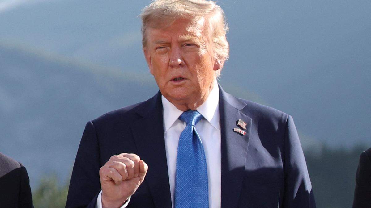 El presidente de Estados Unidos, Donald Trump, hace un gesto durante una sesión fotográfica familiar en la cumbre del G7 en Kananaskis, Alberta, Canadá. Fecha de la imagen: lunes 16 de junio de 2025. 
