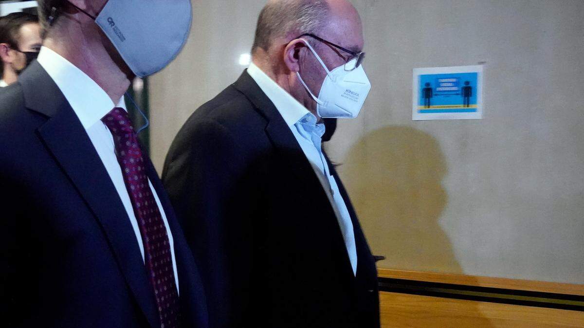 El director financiero de la Organización Trump, Allen Weisselberg, después de la lectura de cargos en el edificio del Tribunal Penal de Manhattan el 1 de julio de 2021.