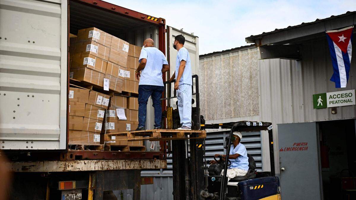 Foto de archivo de trabajadores de la empresa estatal BioCubaFarma descargando una donación de jeringas enviada por Estados Unidos, el 23 de julio de 2021, en La Habana, Cuba.