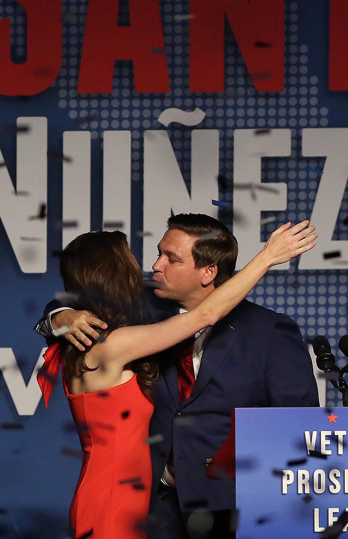 Ron DeSantis y su esposa, Casey, celebran luego de haber ganado la gobernación de Florida, durante la fiesta de DeSantis en el Rosen Centre de Orlando, en la noche del martes 6 de noviembre.