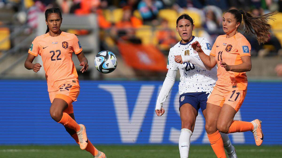 La jugadora de Estados Unidos Trinity Rodman (centro) patea la pelota ante la marca de Lieke Martens, de Países Bajos (der.), en el partido del Mundial femenino celebrado el 26 de julio de 2023 en Wellington, Nueva Zelanda.