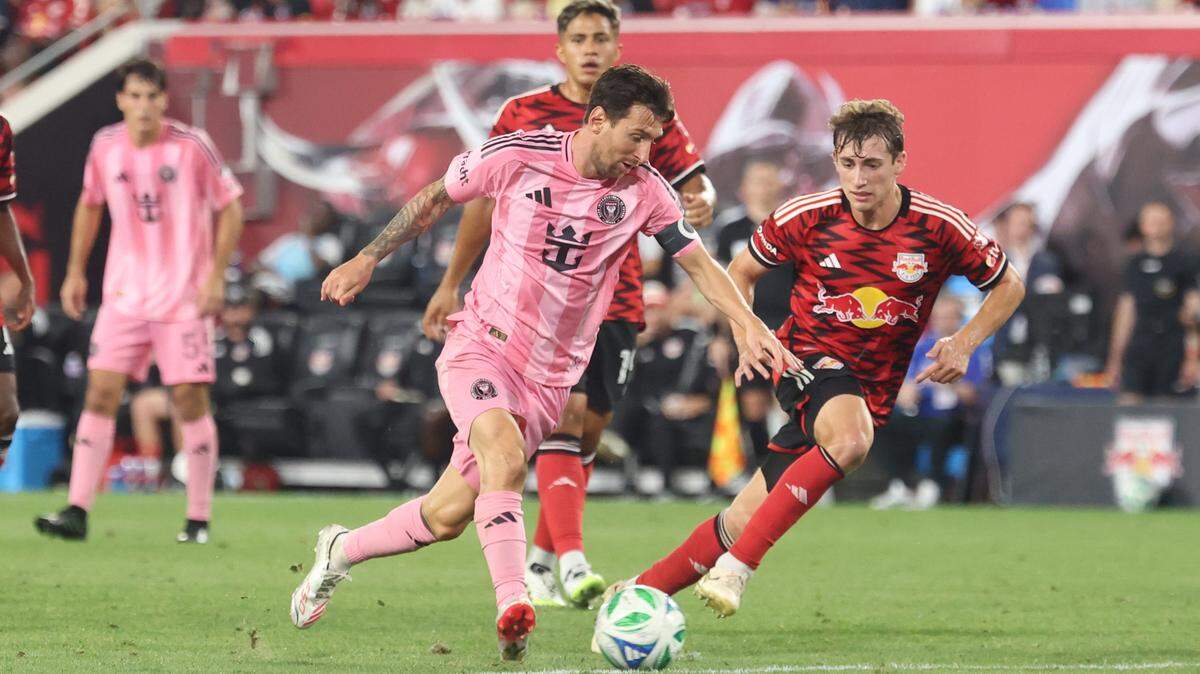  El delantero del Inter Miami CF, Lionel Messi (10), patea el balón frente al centrocampista de los New York Red Bulls, Daniel Edelman (75), durante la segunda mitad del partido en el Sports Illustrated Stadium, el 19 de julio de 2025 en Harrison, Nueva Jersey.