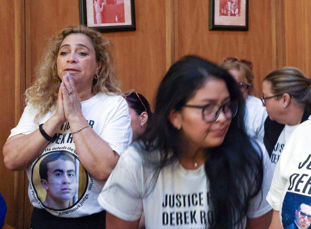 Fervientes partidarios de Derek Rosa comparecen ante el tribunal durante su audiencia. Rosa, de 15 años, está acusado de apuñalar a su madre Irina García en Hialeah en 2023. Derek tenía 13 años en el momento del asesinato.