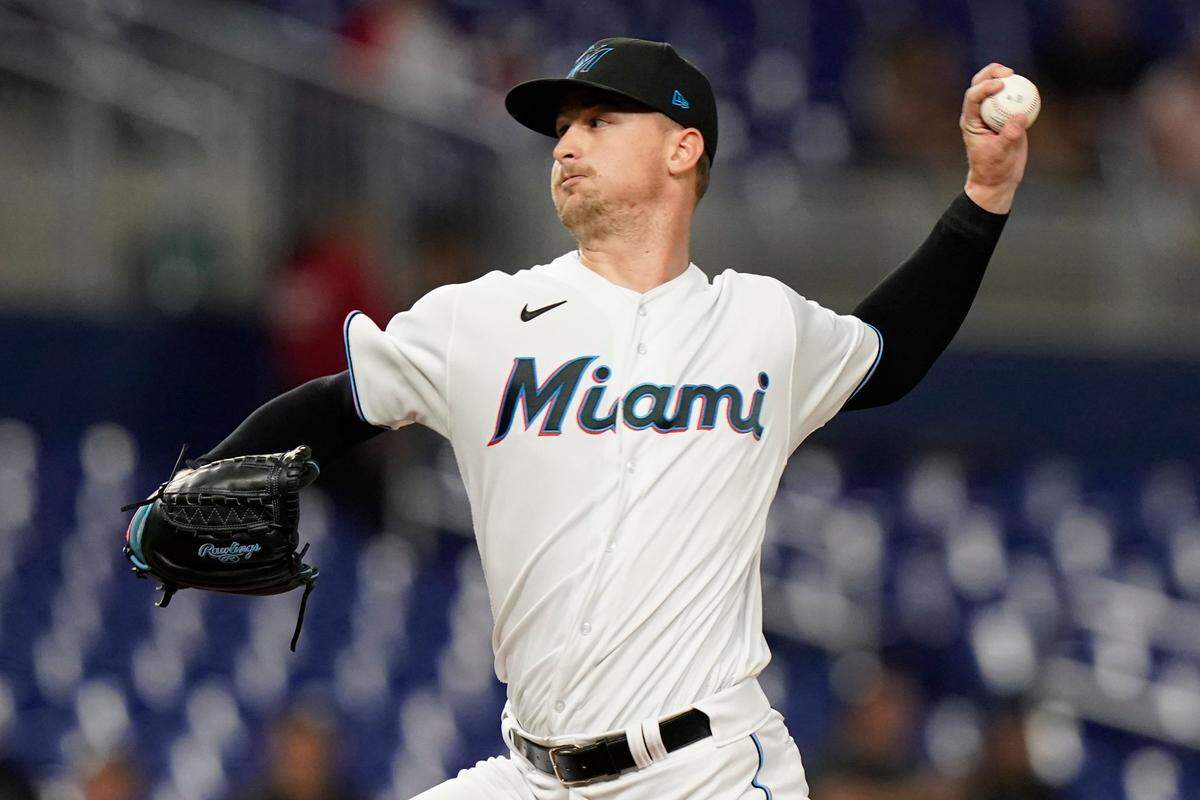 El abridor de los Marlins Braxton Garrett lanza en el primer inning del partido ante los Rangers de Texas, celebrado el 12 de septiembre de 2022 en Miami.