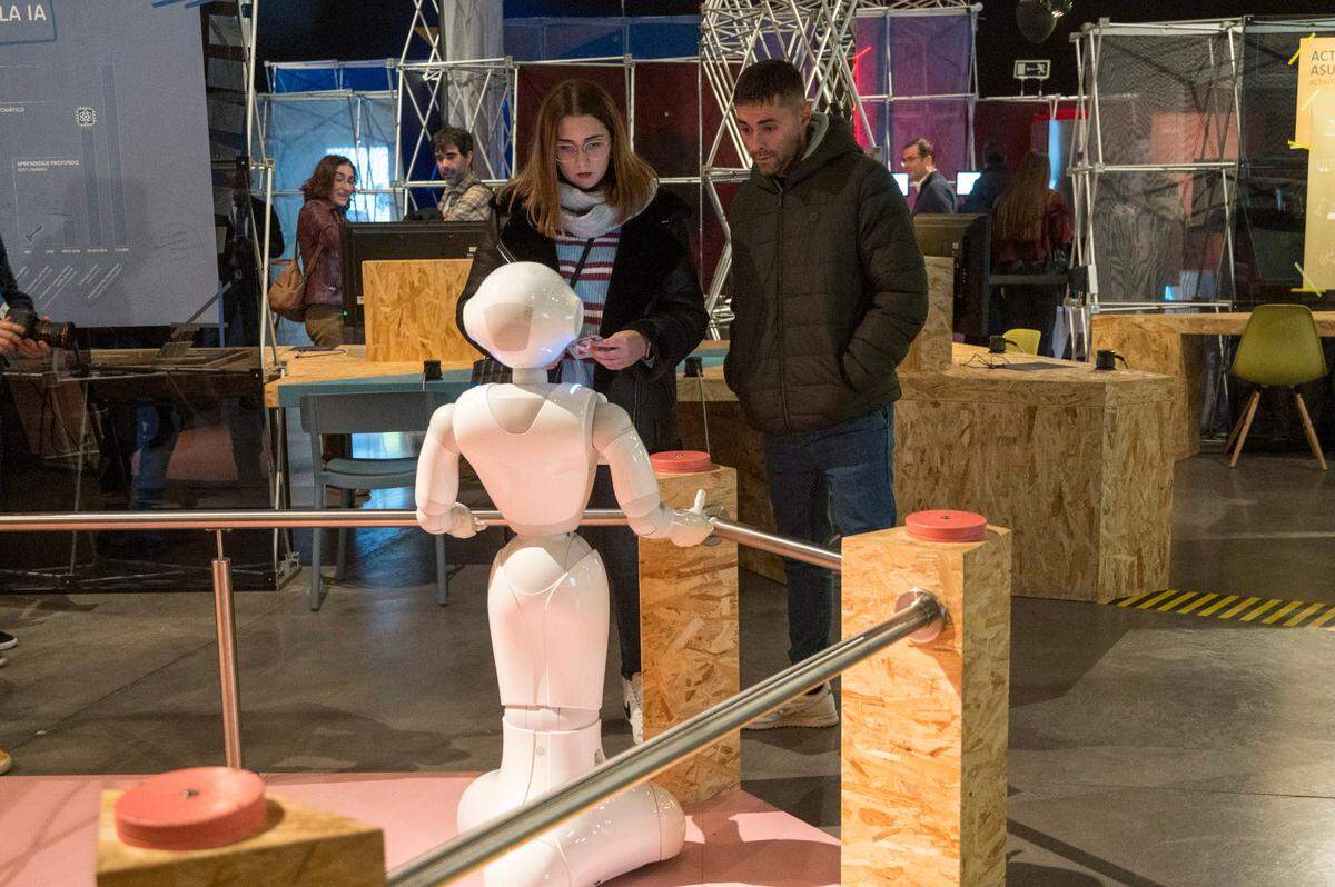 ChatGPT es un sistema de programa informático o chatbot con un lenguaje basado en la inteligencia artificial, es decir, la creación y diseño de elementos capaces de razonar por sí mismos utilizando como paradigma la inteligencia humana.