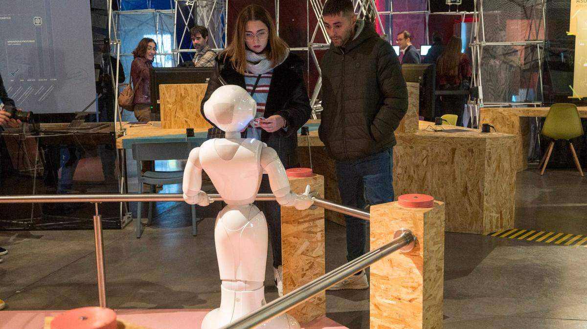 ChatGPT es un sistema de programa informático o chatbot con un lenguaje basado en la inteligencia artificial, es decir, la creación y diseño de elementos capaces de razonar por sí mismos utilizando como paradigma la inteligencia humana. 