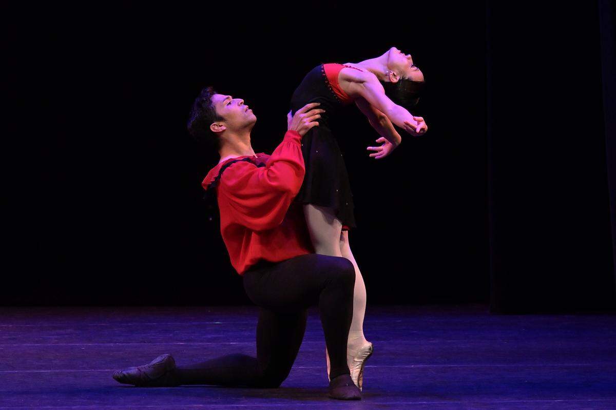 Johnny Almeida y Ayami Sato, de Arts Ballet Theatre of Florida, en “Shostakovich Suite”, coreografía de Vladimir Issaev.