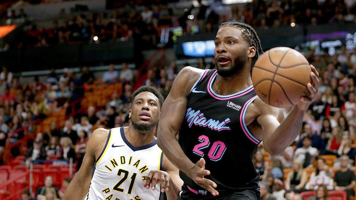 El jugador del Heat Justise Winslow trata de pasar la pelota ante la defensa de Thaddeus Young, de los Pacers, en el primer cuarto del partido celebrado el 9 de noviembre de 2018 en Miami.