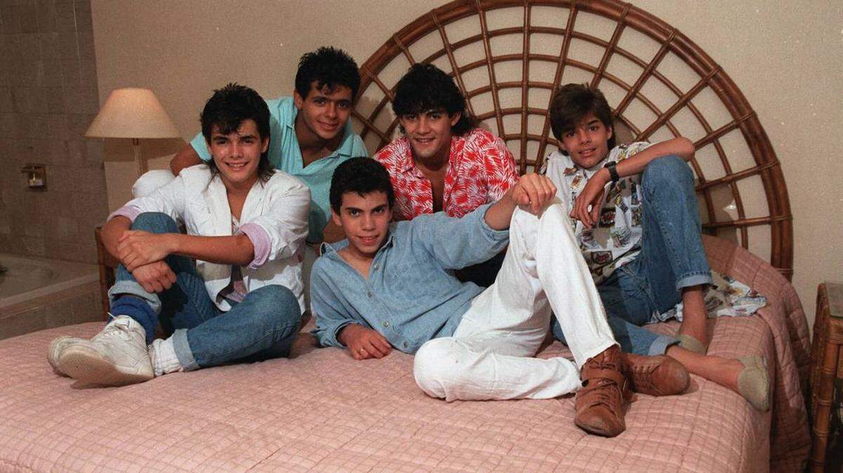 Foto del grupo Menudo tomada en 1986. Desde la izquierda: Sergio González y Ray Acevedo. Al fondo: Robbi Rosa, Charlie Rivera y Ricky Martin.