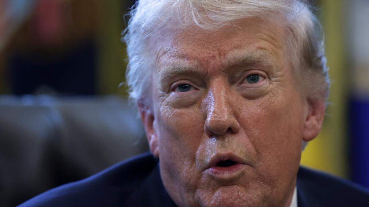 El presidente de Estados Unidos, Donald Trump, habla con los medios después de firmar un documento durante una ceremonia de firma en el Despacho Oval de la Casa Blanca en Washington, D.C., el 16 de marzo de 2026.