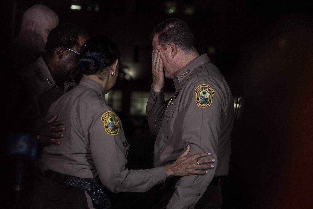La jefe de la policía de Miami-Dade, Rosie Cordero-Stutz, consuela a un miembro de su equipo de mando durante una conferencia de prensa frente al Hospital HCA Florida Kendall, tras el asesinato a tiros del agente de Miami-Dade, Devin Jaramillo, quien fue emboscado mientras respondía a un accidente de tráfico el viernes 7 de noviembre de 2025.