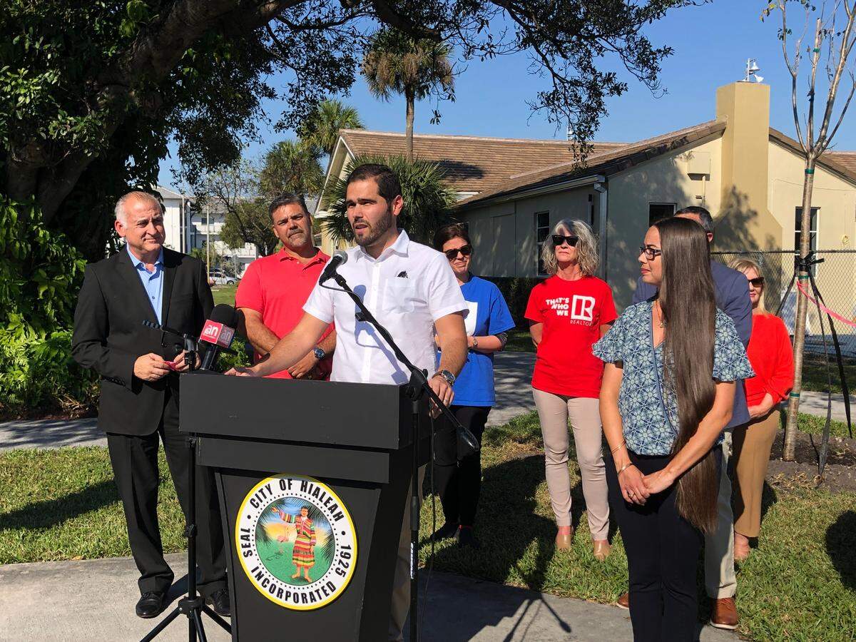Michael Festa, asistente del director de Parques y Recreación de Hialeah explica en qué consistirá el proyecto. Esta municipalidad es una de las localidades de Miami-Dade con menor porcentaje de copa de los árboles urbanos existentes