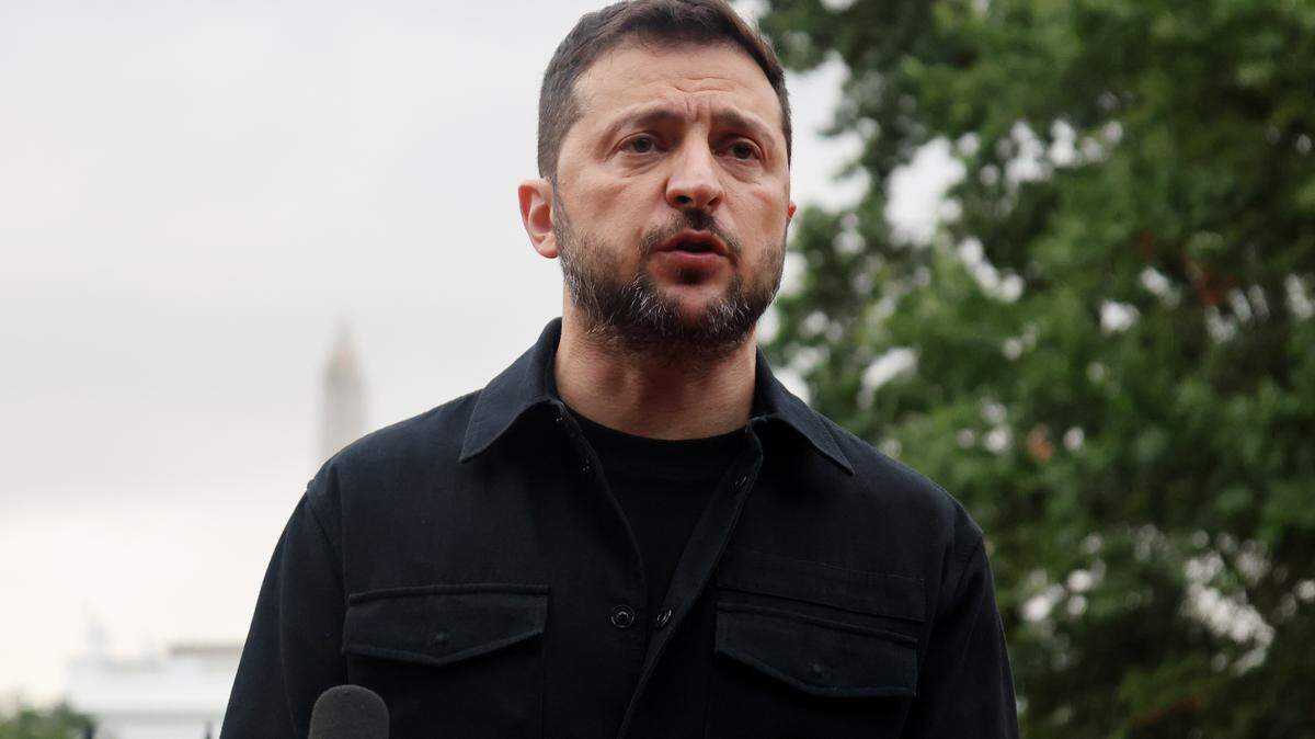 El presidente ucraniano, Volodímir Zelenski, ofrece un mensaje en Lafayette Square, frente a la Casa Blanca, en Washington D.C., Estados Unidos, el 18 de agosto de 2025.