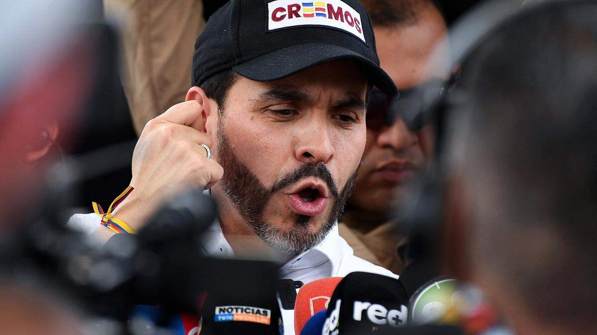 El candidato presidencial colombiano por el movimiento político Defensores de la Patria, Abelardo de la Espriella, habla con los medios tras un mitin de campaña en Medellín, Colombia, el 28 de enero de 2026.