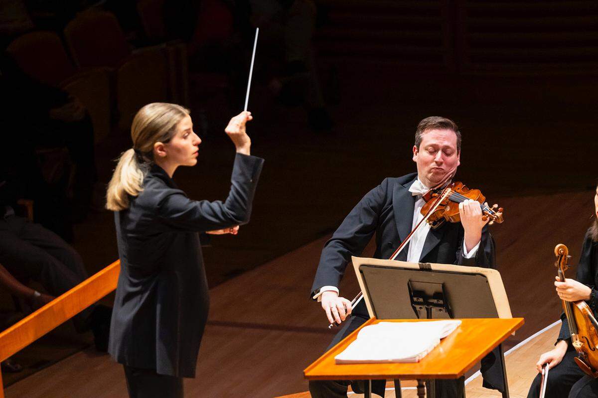 La directora Karina Canellakis, regente de la Orquesta de la Radio de los Países Bajos, al frente de la Cleveland Orchestra. 