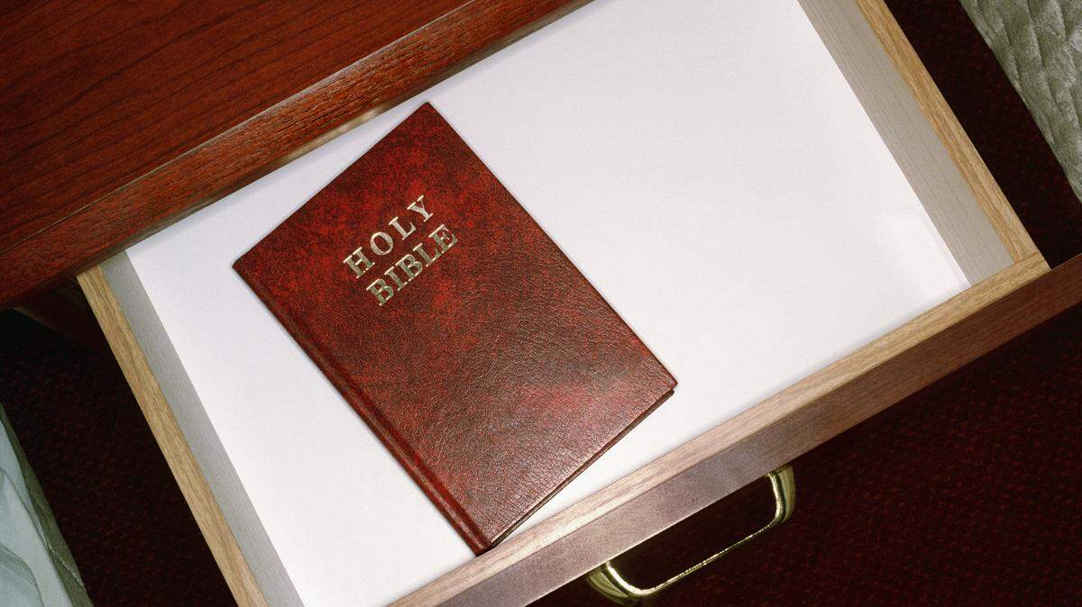 Foto de archivo de una Biblia en una habitación de hotel. El expresidente Donald Trump ha empezado a vender biblias para poder pagar las crecientes deudas legales que ha acumulado mientras enfrenta cuatro juicios penales.