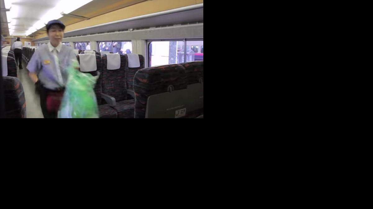El montaje, de poco más de un minuto y medio de duración, muestra el concienzudo proceso de limpieza de un tren de alta velocidad japonés, en el que los empleados invierten apenas siete minutos.