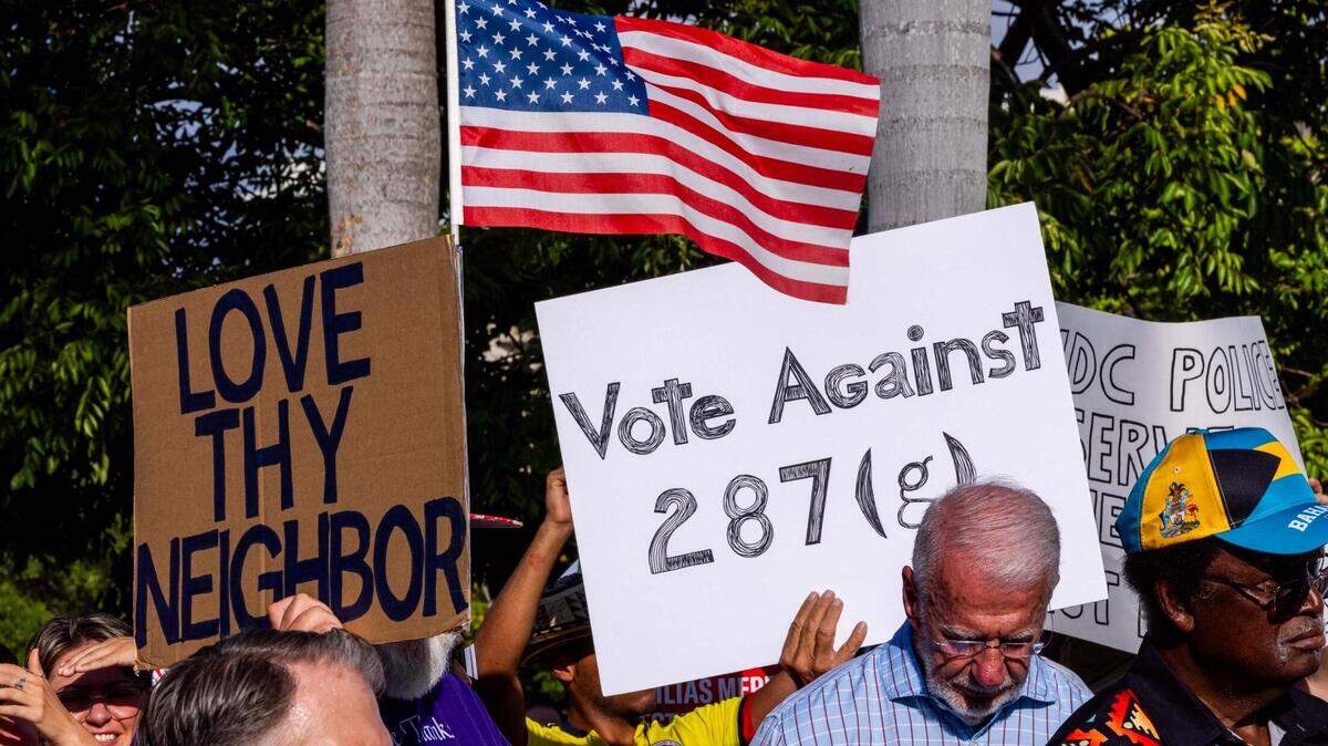 Manifestantes protestan contra el acuerdo 287(g) durante una conferencia de prensa organizada en Miami por grupos de defensa de inmigrantes el 17 de junio de 2025.