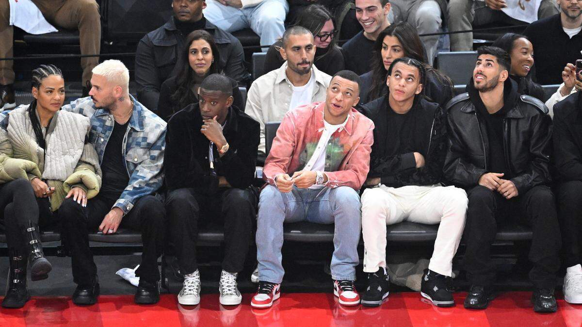 Kylian Mbappé (centro) asiste a un juego de la NBA entre los Nets de Brooklyn y los Cavaliers de Cleveland, el 11 de enero de 2024 en París.
