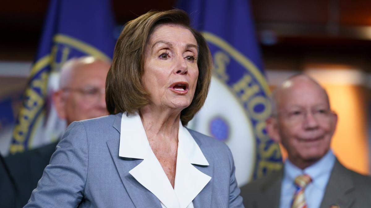 La presidenta de la Cámara de Representantes, Nancy Pelosi, habla en una conferencia de prensa el 30 de junio de 2021 antes de la votación para investigar el asalto al Capitolio, en Washington.