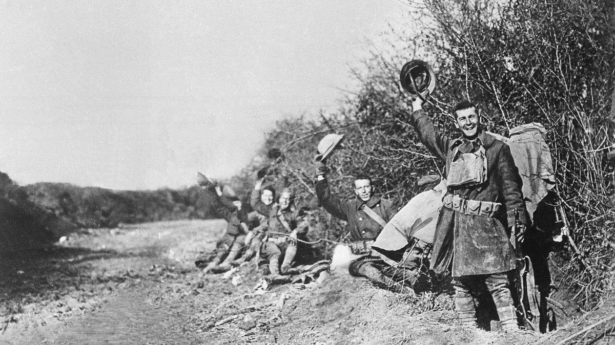 Soldados americanos celebran el armisticio del 11 de noviembre del 1918 que dio fin a la Primera Guerra Mundial.
