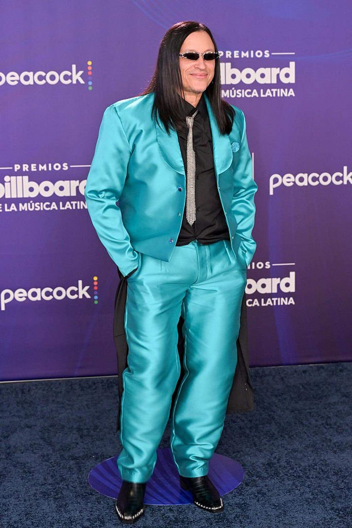 Elvis Crespo, reconocido con el premio Salón de la Fama, arribó con un traje color turquesa, una corbata plateada y una camisa negra y larga. 