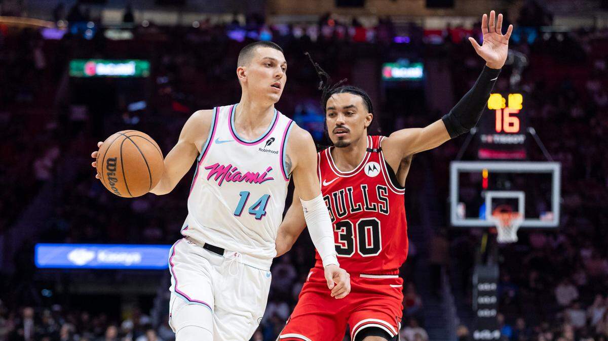 El escolta del Heat Tyler Herro (izq.) trata de pasar la marca de Tre Jones, de los Bulls de Chicago, en el partido celebrado el 8 de marzo de 2025 en Miami.