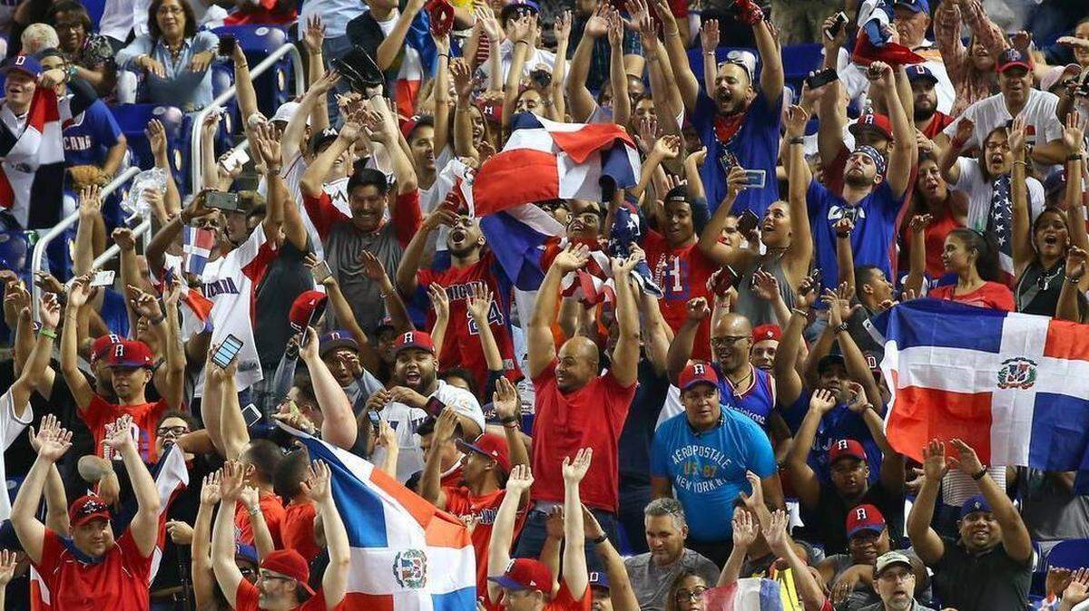 Los fanáticos muestran su apoyo durante la segunda entrada de un juego del Grupo C de la primera ronda del Clásico Mundial de Béisbol entre la República Dominicana contra los Estados Unidos en el Marlins Park el sábado, 11 de marzo de 2017, en Miami