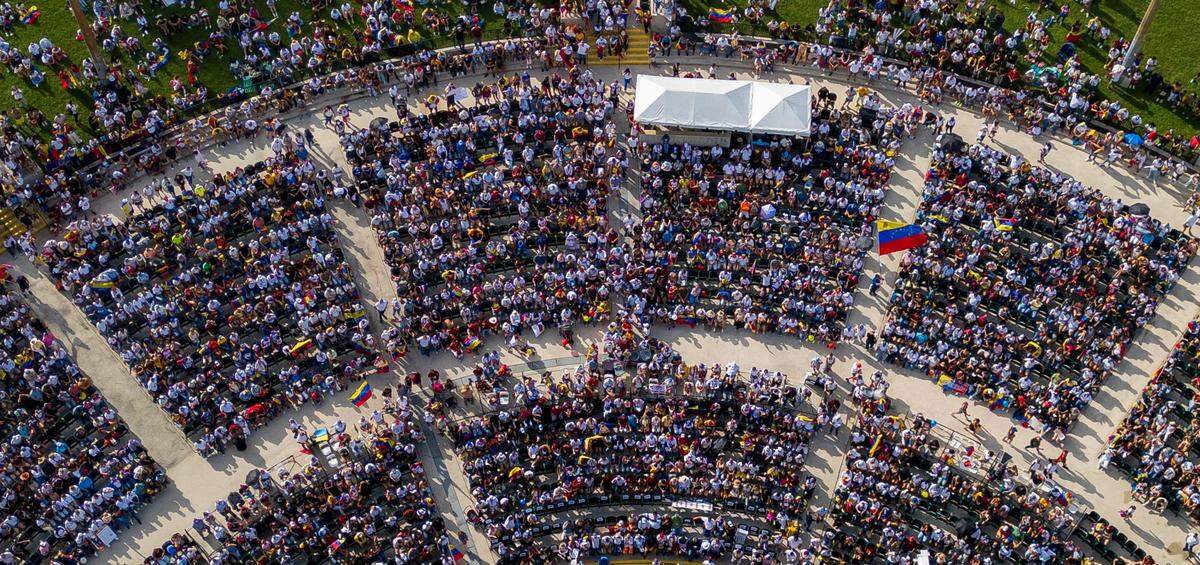 Miles de exiliados venezolanos se reunieron el sábado en Bayfront Park para expresar su repulsa al régimen de Maduro y exigir que se respete la voluntad de la mayoría absoluta de la población.