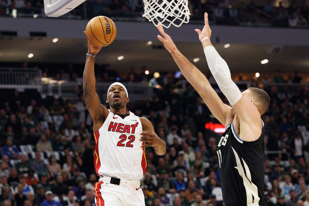 El jugador del Heat Jimmy Butler entra al aro ante la marca de Brook López, de los Bucks de Milwaukee, en el partido celebrado el 19 de abril de 2023 en Milwaukee.