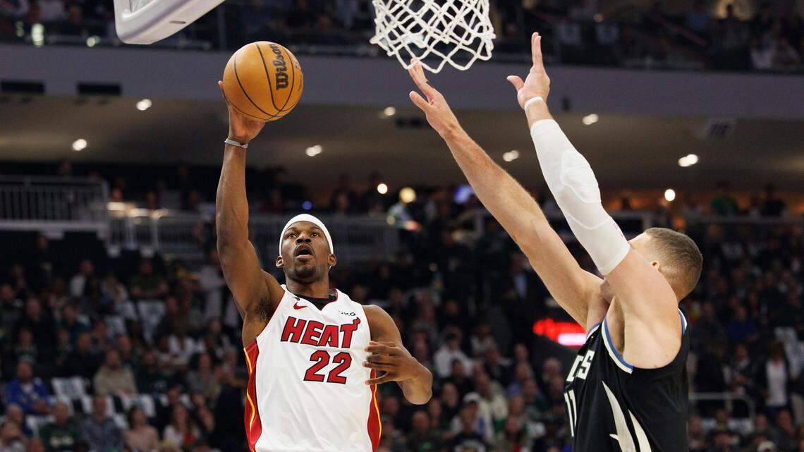 El jugador del Heat Jimmy Butler entra al aro ante la marca de Brook López, de los Bucks de Milwaukee, celebrado el 19 de abril de 2023 en Milwaukee.