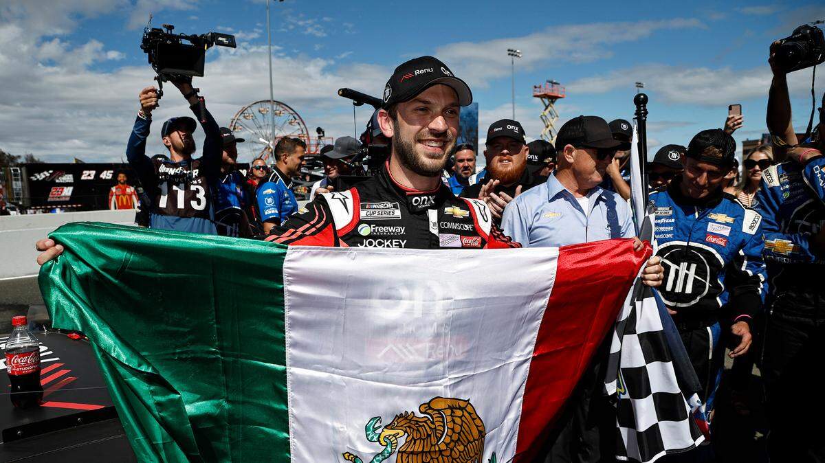 Foto de archivo. El domingo pasado, en Daytona, pudo haber perdido la vida en las pistas. En lugar de amedrentarse, Daniel Suárez se muestra listo no solo para convertirse en el primer piloto mexicano en correr en los playoffs de la máxima categoría de NASCAR, el próximo domingo en el autódromo de Darlington, en Carolina del Sur.