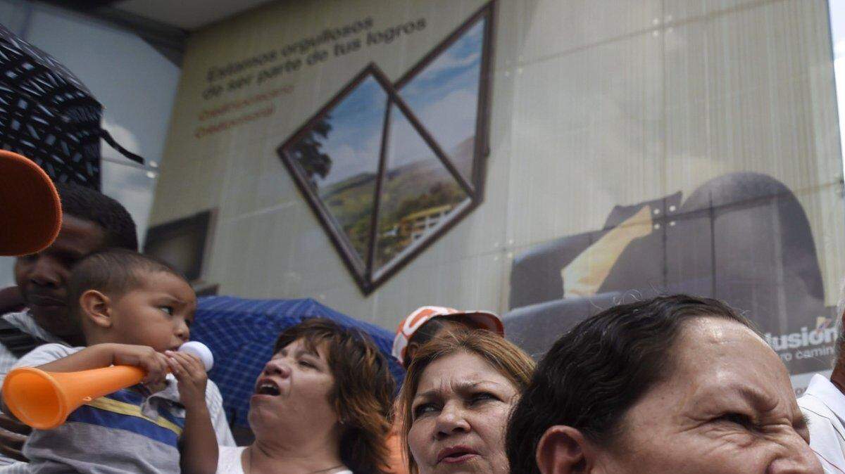 Una señora protesta por la liberación de Leopoldo López ante la oficina de las Naciones Unidas en Caracas, Venezuela, el 26 de septiembre de 2014. 