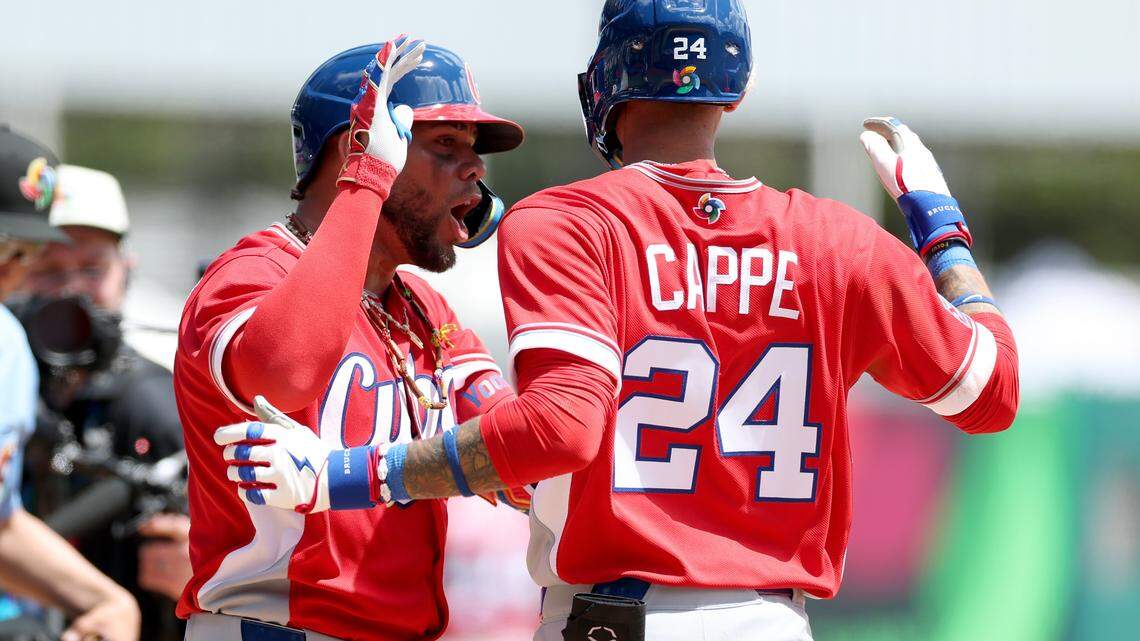 El tercera base de Cuba Yoan Moncada recibe el saludo de su compañero de equipo Yiddi Cappe tras pegar un jonrón de dos carreras en el tercer inning ante Panamá, en el partido del Grupo A del Clásico Mundial de Béisbol, celebrado el 6 de marzo de 2026 en el estadio Hiram Bithorn Stadium en San Juan, Puerto Rico. 
