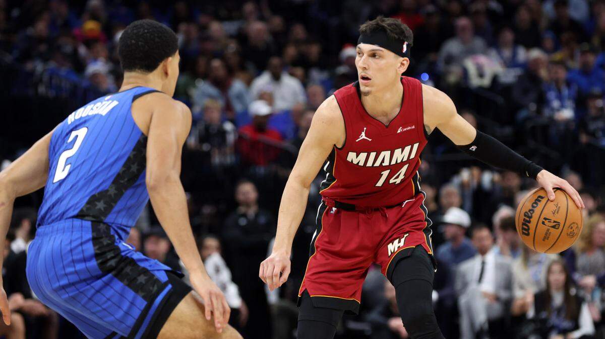 El jugador del Heat de Miami Tyler Herro (der.) entra al aro ante la marca de Caleb Houstan, del Magic, en el partido celebrado el 20 de diciembre de 2023 en Orlando.