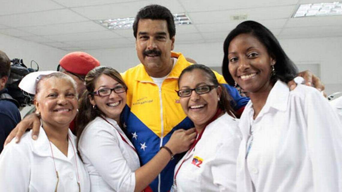 El gobernante de Venezuela, Nicolás Maduro, con un grupo de profesionales cubanos.