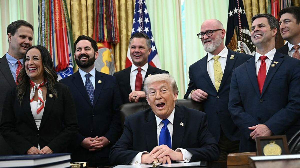El presidente de Estados Unidos, Donald Trump, conversa durante la firma de la ley bipartidista aprobada por la Cámara baja para financiar gran parte del Departamento de Seguridad Nacional, el 30 de abril de 2026 en la Casa Blanca, Washington, D.C. 