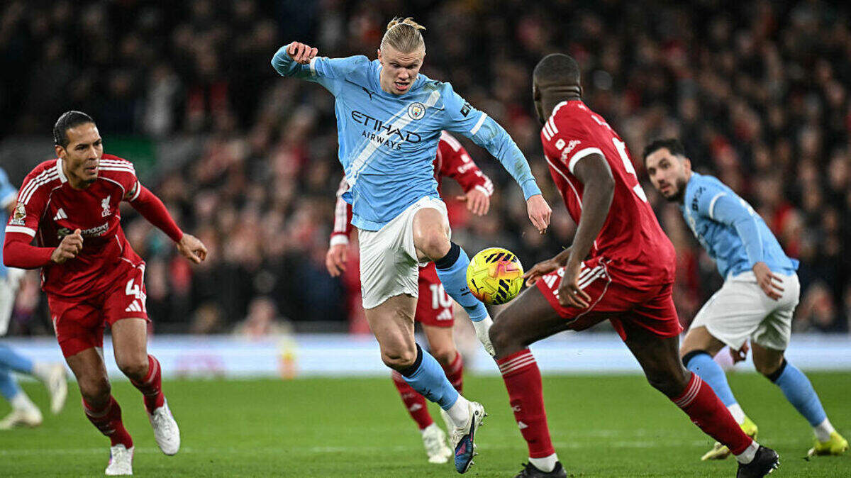 El delantero del Manchester City Erling Haaland (centro) anotó el gol del triunfo ante Liverpool, en el partido de la liga inglesa celebrado el 8 de febrero de 2025 en Anfield, Liverpool. 