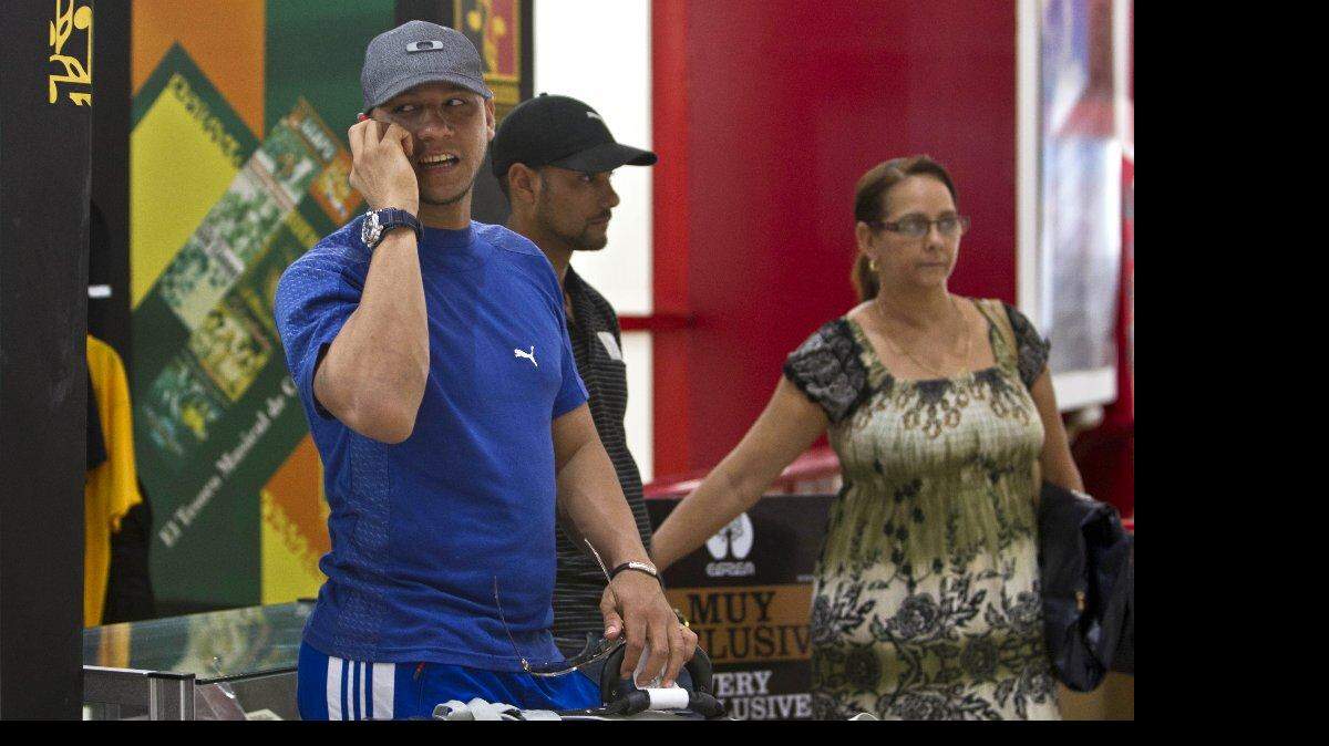 El pelotero cubano Yulieski Gourriel en el Aeropuerto Internacional José Martí de La Habana, el 29 de mayo de 2014. 