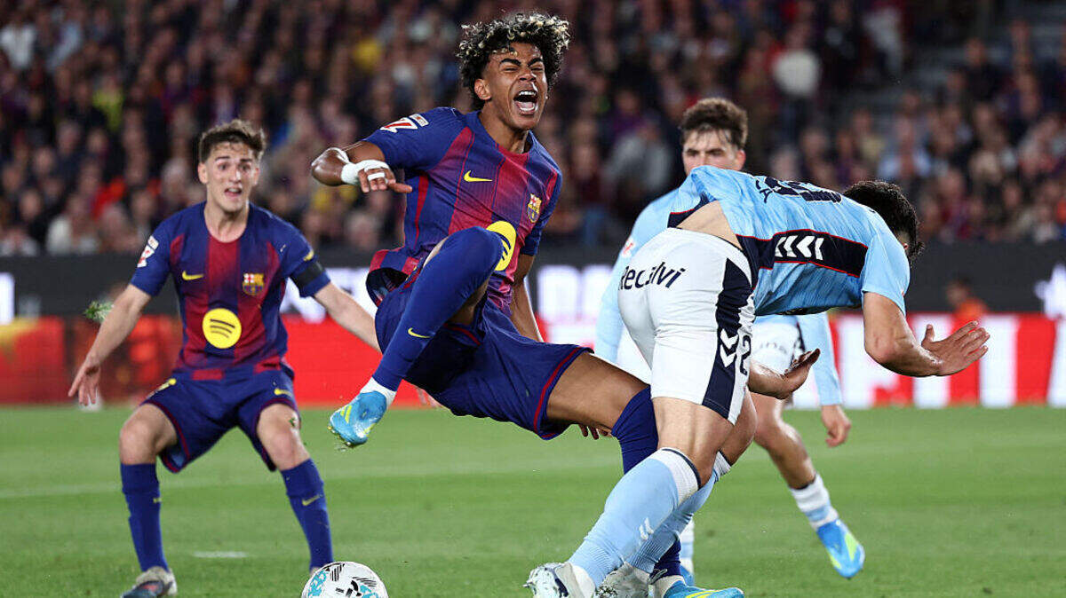 El delantero de Barcelona Lamine Yamal (centro) reacciona tras recibir una falta de Yoel Lago, del Celta de Vigo, en el partido de la liga española celebrado el 22 de abril de 2026 en Barcelona.