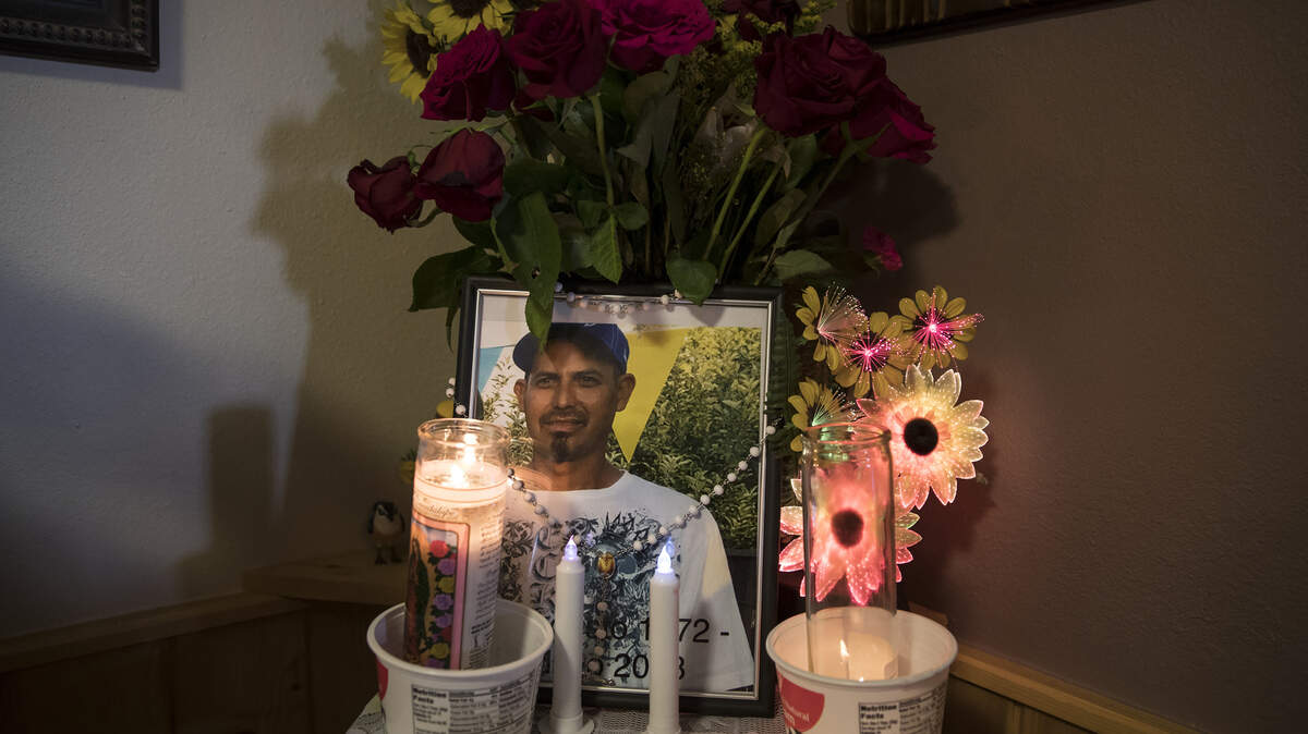 Un altar hecho por la hermana de Adrián Luna en su casa en St. Anthony, Idaho. Adrián Luna, de 45 años, era un trabajador de la construcción que a los 18 años siguió su destino hasta el este de Idaho, un bastión de la Iglesia de Jesucristo de los Santos de los Últimos Días y de la famosa papa de Idaho. Trabajó mucho, pagó impuestos, formó una familia.