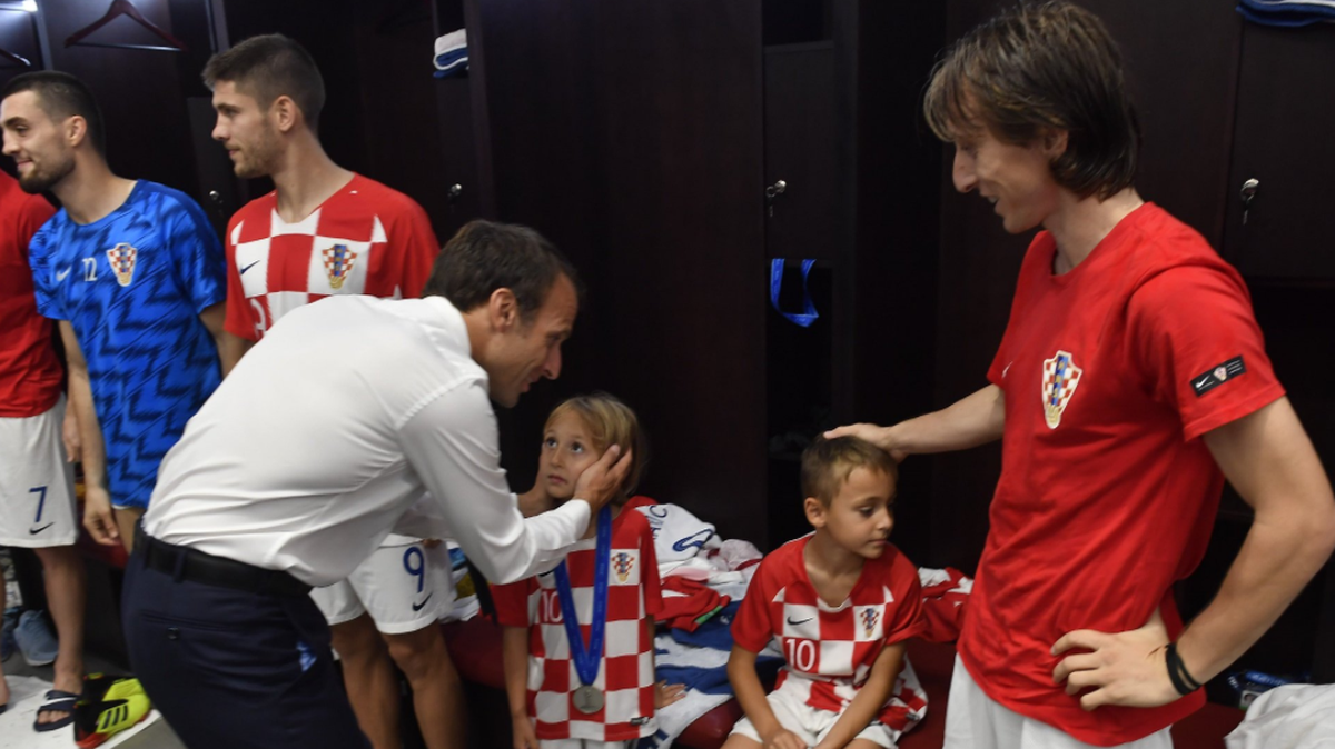 El presidente francés Emmanuel Macron en su visita al vestuario de la selección croata, el domingo 15 de julio de 2018 en Moscú.