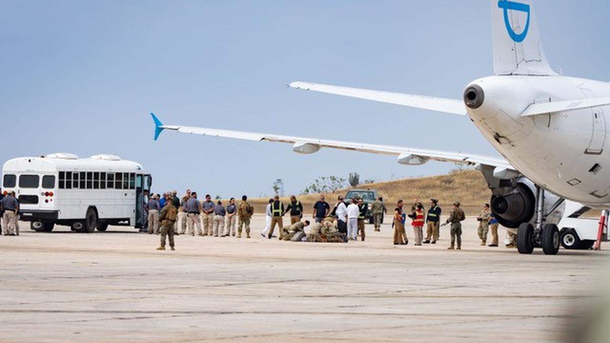 Foto compartida por la Policía de Inmigración y Aduanas (ICE) en su cuenta de X (antes Twitter), anunciando la deportación de 177 inmigrantes venezolanos desde la Base Naval de Guantánamo, Cuba, el jueves 20 de febrero de 2025.