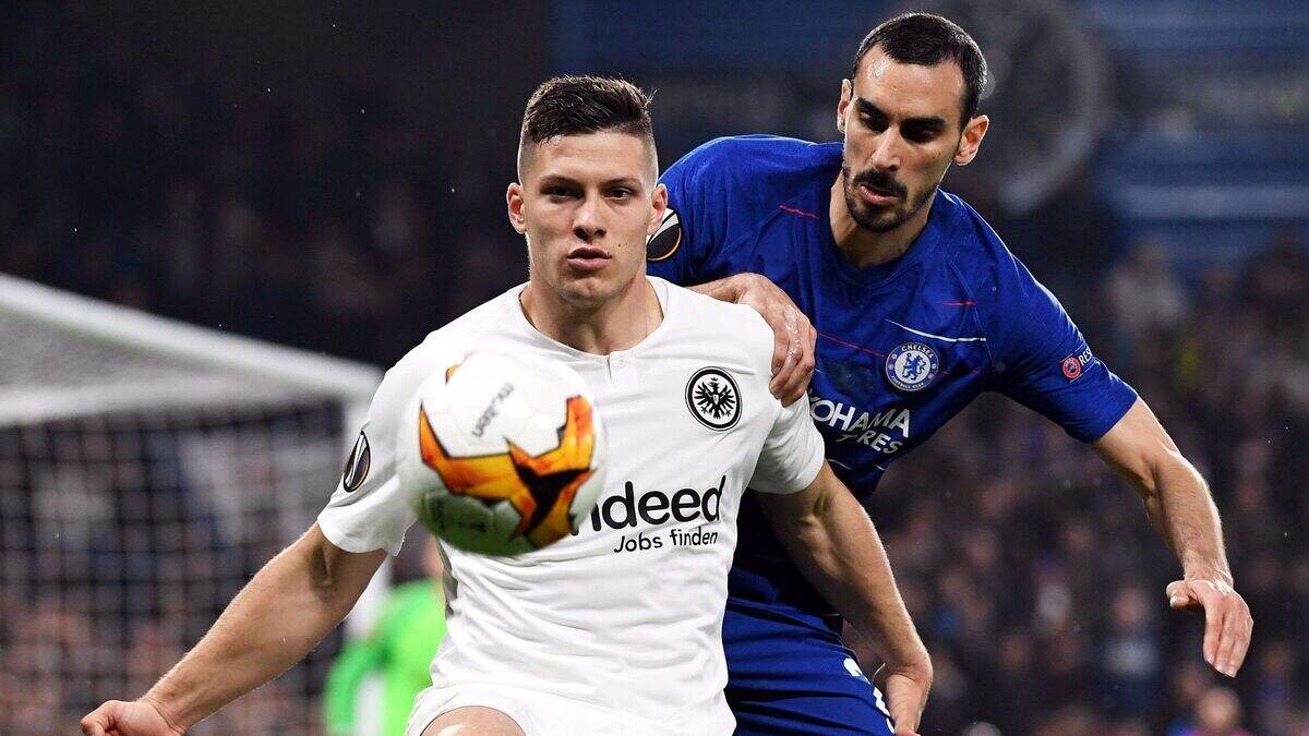 Luka Jovic (izq.) lucha por la pelota con Davide Zappacosta en un partido entre el Eintracht Frankfurt y el Chelsea, el 9 de mayo de 2019 en Londres.