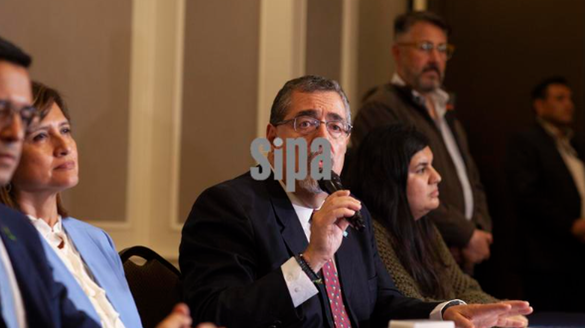 Foto de archivo. El presidente electo de Guatemala, Bernardo Arévalo, rompió el diálogo el martes con el gobierno saliente al anunciar que suspende el proceso de transición de poder, tras la última arremetida de la fiscalía con el allanamiento el martes a dos sedes de Tribunal Supremo Electoral y la revisión de cajas con votos.