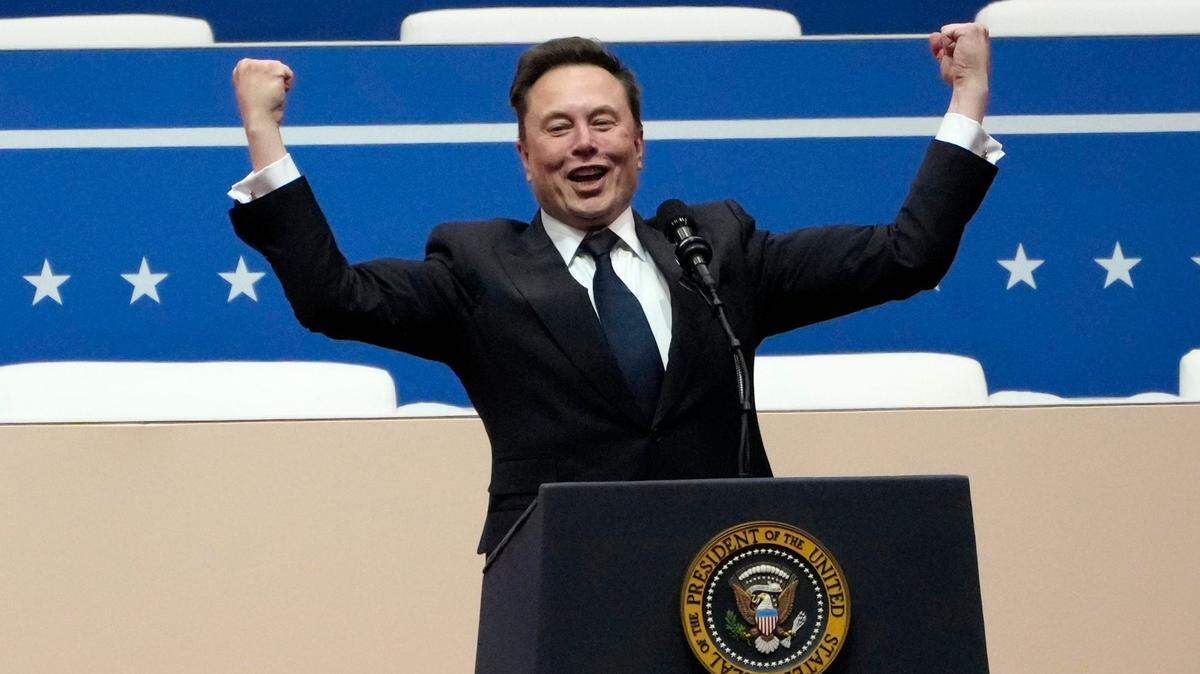 El CEO de Tesla y propietario de X, Elon Musk, se dirige a una audiencia en un estadio en Washington, D.C., el día de la Investidura del segundo mandato presidencial de Donald Trump.