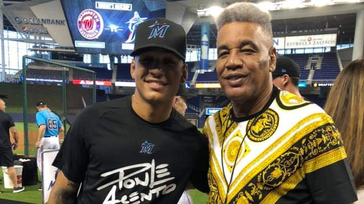 Foto de archivo. Víctor Mesa posa con su hijo Víctor Mesa Jr. en el loanDepot park de Miami.