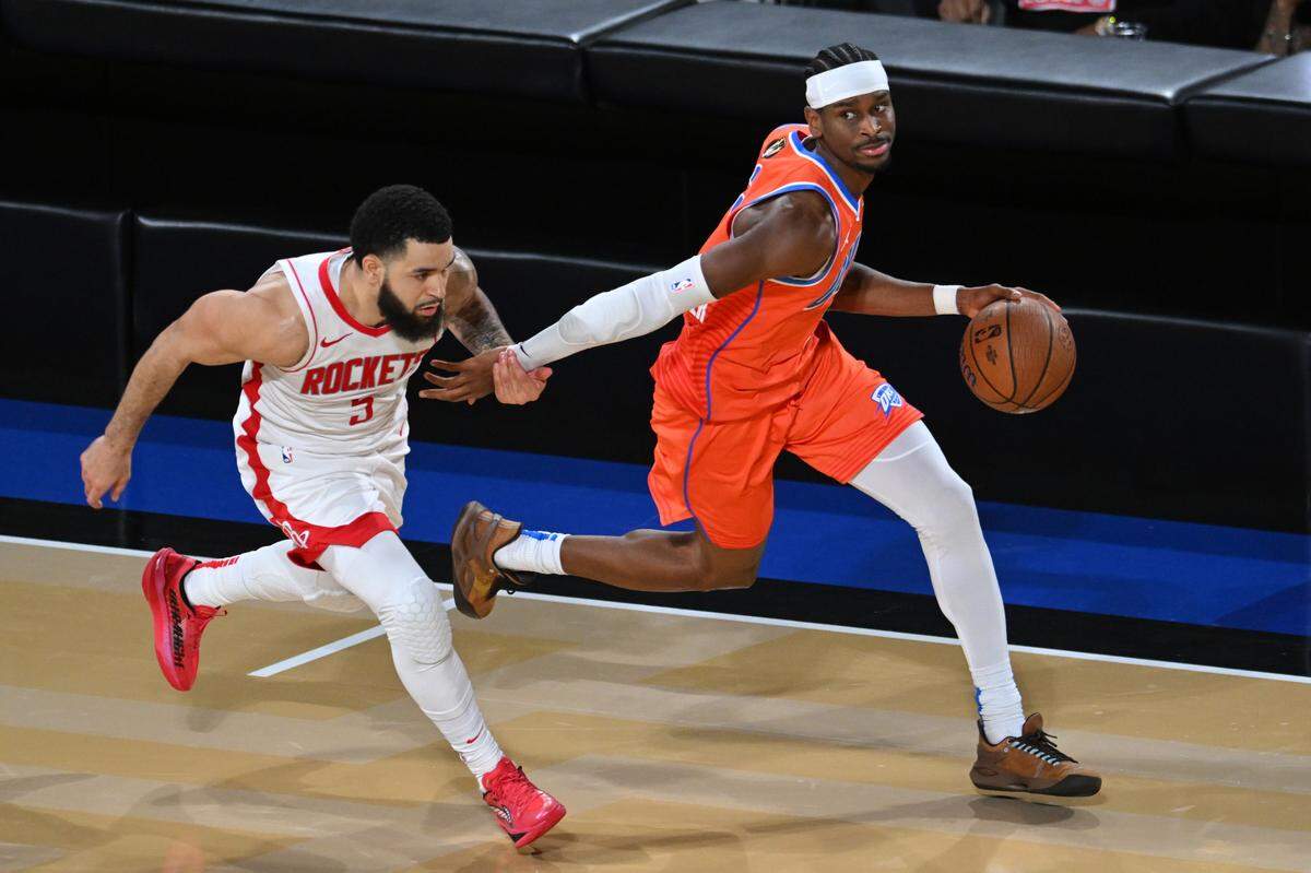 La estrella del Thunder de Oklahoma City Shai Gilgeous-Alexander (der.) conduce la pelota ante la marca de Fred VanVleet, de los Rockets de Houston, en el partido de semifinal de la Copa de la NBA celebrado el 14 de diciembre de 2024 en Las Vegas.